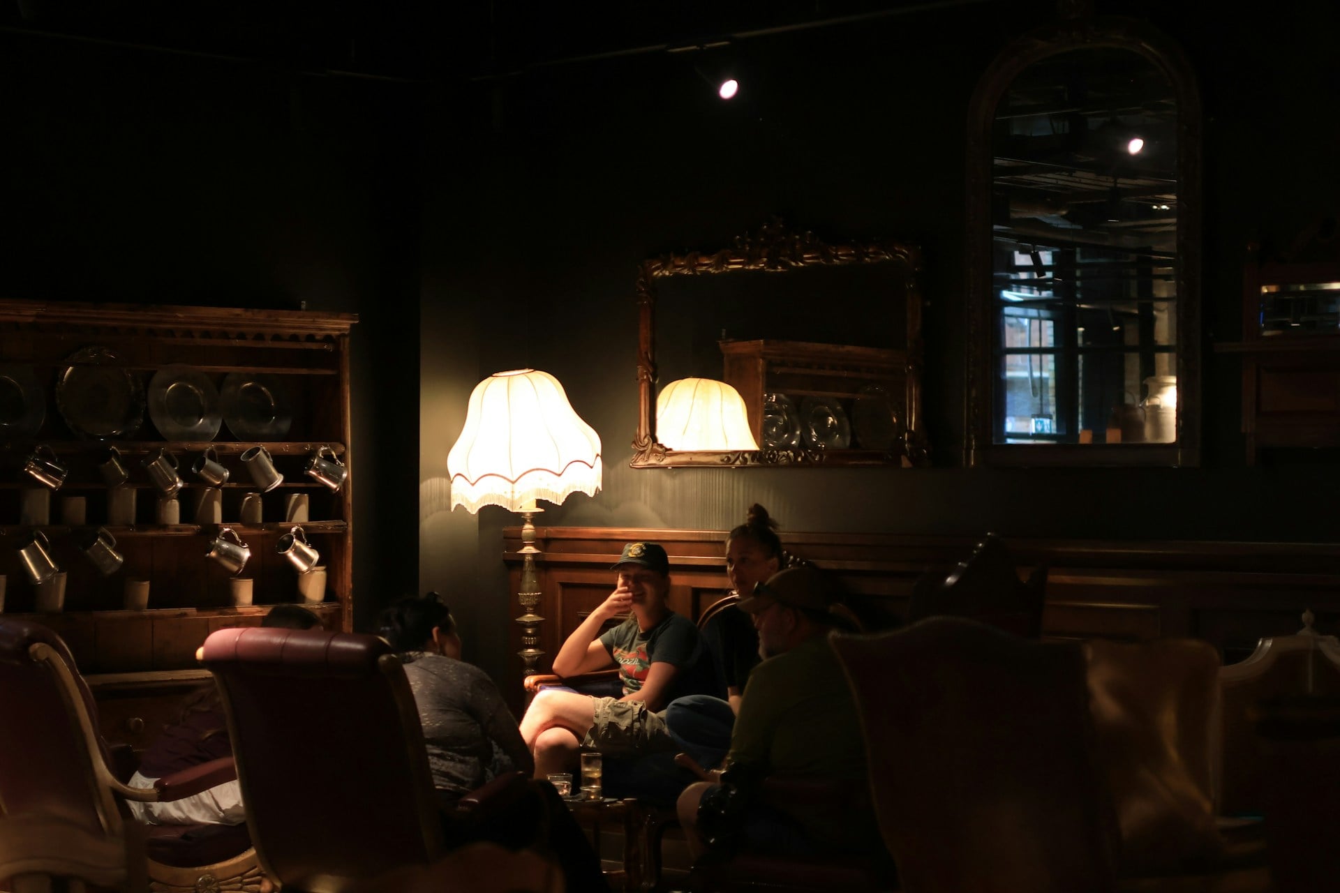 Venner der griner sammen i en hyggelig stue i lampelys