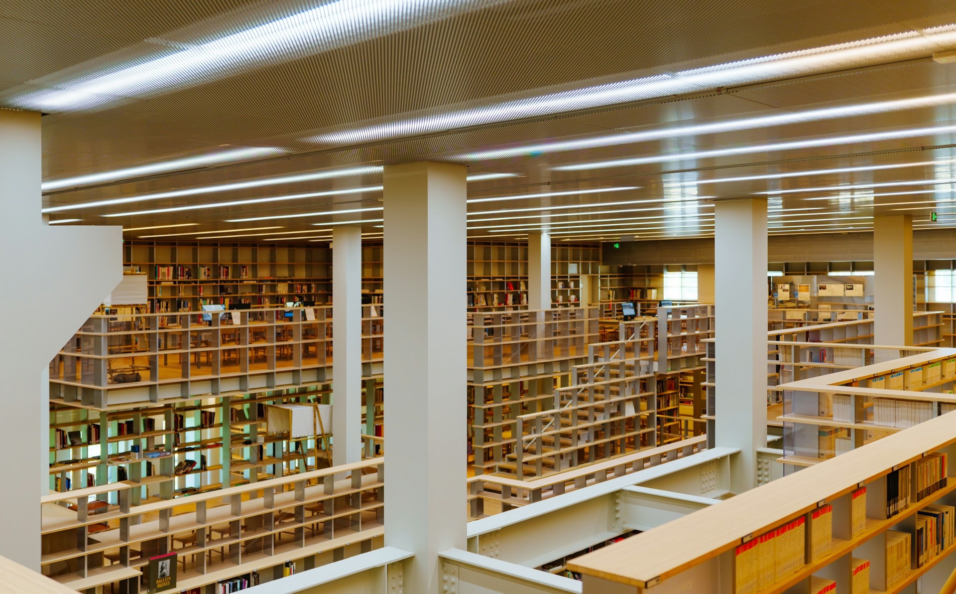 Et moderne bibliotek i flere etager med åbne reoler