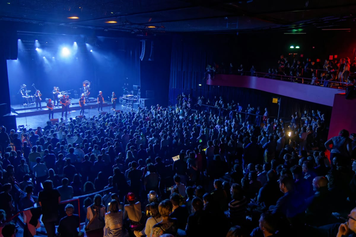 Et publikum til en koncert i en koncertsal